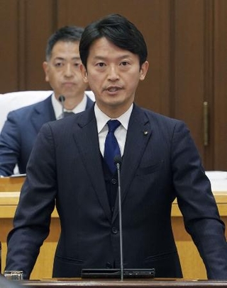 　２５日、兵庫県議会の定例会本会議で発言する斎藤元彦知事