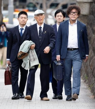 　猟銃所持許可取り消しを巡る訴訟の上告審のため、最高裁に向かう北海道猟友会砂川支部長の池上治男さん（手前左）ら＝２７日午後