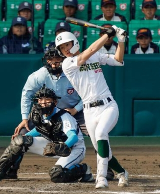 　専大松戸-山梨学院　８回裏専大松戸１死二塁、瀬谷が中前に決勝打を放つ。捕手光永＝甲子園