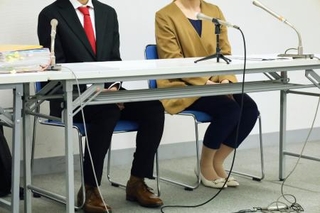 　判決後、記者会見する原告の男性（左）と母親＝２７日午後、横浜市中区