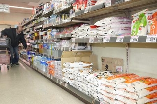 　スーパーの店頭に並ぶコメ＝２０２５年１２月、埼玉県上尾市