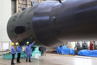 　報道陣に公開された蒸気発生器＝２７日午後、神戸市