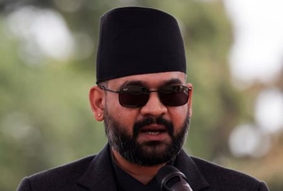 　就任宣誓するバレンドラ・シャハ氏＝２７日、ネパール・カトマンズ（ロイター＝共同）