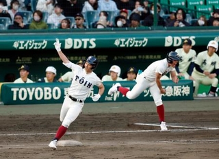 　英明-大阪桐蔭　６回裏大阪桐蔭無死、本塁打を放ち二塁へ向かう谷渕＝甲子園