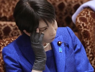 　参院予算委の集中審議で質問を聞く高市早苗首相＝２５日