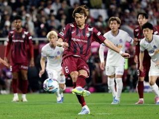 　神戸-広島　後半、同点のＰＫを決める神戸・扇原＝ノエスタ