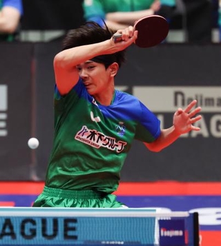 　東京-金沢　第２試合のシングルスでプレーする東京・川上流星＝代々木第二体育館