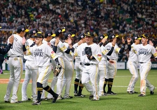 　日本ハムとの開幕戦に勝利し、タッチを交わすソフトバンクナイン＝みずほペイペイドーム