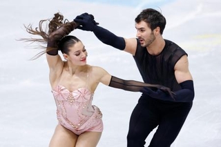 　アイスダンスＲＤ　演技するロランス・フルニエボードリー（左）、ギヨーム・シゼロン組＝プラハ（共同）