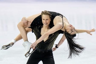 　世界フィギュアのアイスダンス、リズムダンスで演技するアリソン・リード、サウリウス・アンブルレビチウス組＝２７日、プラハ（ＡＰ＝共同）