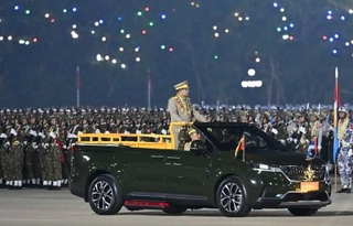 　２７日、ミャンマーの首都ネピドーで開かれた国軍記念日の式典に出席したミンアウンフライン国軍総司令官（中央）（共同）