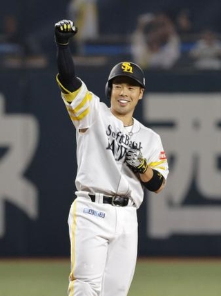 　５回、走者一掃の逆転二塁打を放ちガッツポーズするソフトバンク・近藤＝みずほペイペイドーム