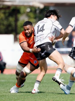 　東京ベイ-ＢＬ東京　後半、突進を阻む東京ベイのマキシ＝スピアーズえどりくフィールド