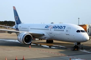 　３月で運航を休止するエアージャパンの機体＝２８日午後、成田空港