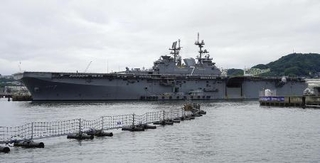 　米海軍の強襲揚陸艦「トリポリ」＝２０２５年６月、長崎県・佐世保港