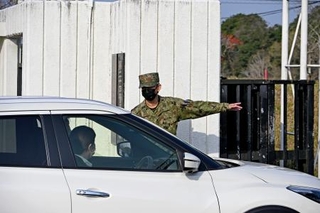 　家宅捜索のため陸上自衛隊えびの駐屯地に入る捜査車両＝２９日午前、宮崎県えびの市