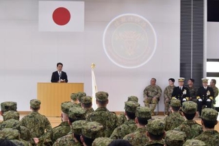 　陸上自衛隊朝霞駐屯地で開かれた新部隊「情報作戦隊」の発足記念式典＝２９日午前