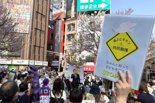 　ＤＶ被害者や支援者らが行った街頭アピールに集まった人たち＝２９日午後、東京・新宿駅前