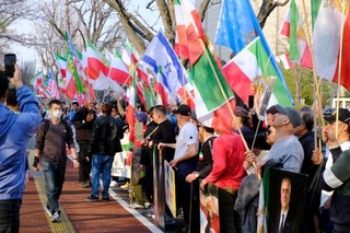 　東京・霞が関の外務省前に集まった日本在住のイラン人ら＝２９日午後