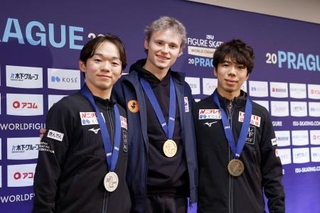 　メダリスト記者会見で撮影に応じる（左から）２位の鍵山優真、優勝のイリア・マリニン、３位の佐藤駿＝プラハ（共同）