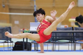 　体操男子の強化合宿で行われた試技会の床運動で演技する岡慎之助＝味の素ナショナルトレーニングセンター