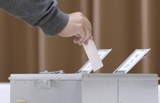 　投票する有権者（イメージ）