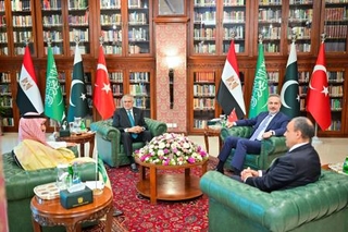 　協議する（左から）サウジアラビア、パキスタン、トルコ、エジプトの各外相＝２９日、イスラマバード（パキスタン外務省提供・共同）