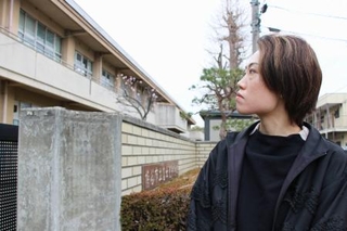 　通級指導教室の支援員として働いた母校の校舎を見る新井麻衣良さん＝埼玉県熊谷市