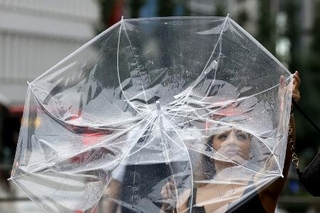 　強風にあおられた傘