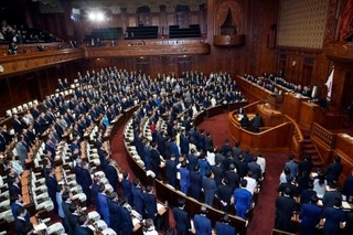 　２０２６年度暫定予算案を可決した衆院本会議＝３０日午後