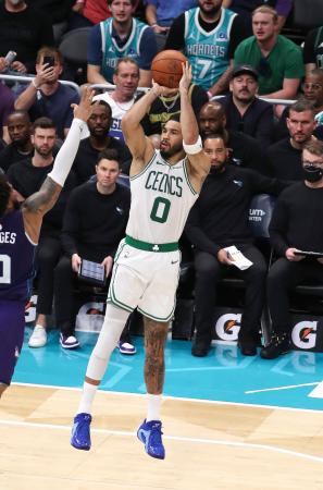 　ホーネッツ戦でシュートを放つセルティックスのテータム＝シャーロット（ＮＢＡＥ・ゲッティ＝共同）