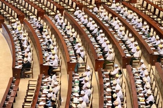 　３０日、ミャンマーの首都ネピドーの議会下院で開かれた協議（共同）