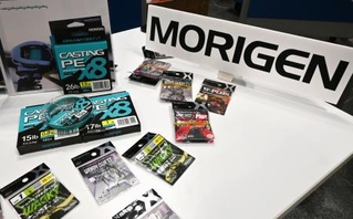 　イベント会場に並ぶ日本メーカー「もりげん」の釣り糸と釣り針＝２月、中国・上海（共同）