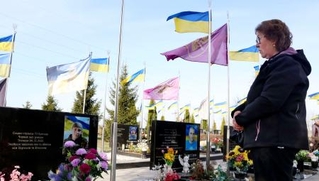 　おいのロマンさんの墓を訪れたジナイダ・ネドレンコさん＝３０日、ウクライナ・ブチャ（共同）