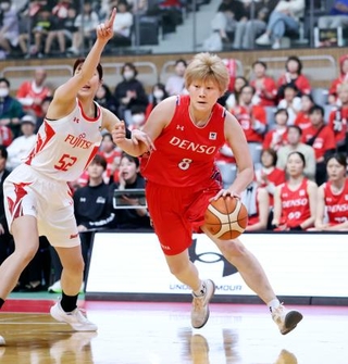 　デンソー-富士通　第２クオーター、攻め込むデンソー・高田＝豊田市総合体育館