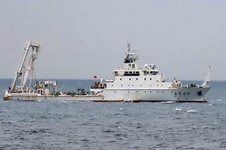 　沖縄県・尖閣諸島沖の日本の排他的経済水域内で活動する中国の海洋調査船＝３０日（第１１管区海上保安本部提供）