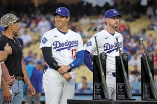 　シルバースラッガー賞の表彰で、笑顔を見せるドジャース・大谷。その右は同じく受賞者のタッカー＝ロサンゼルス（共同）