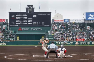 　甲子園球場で始まった第９８回選抜高校野球大会決勝の智弁学園-大阪桐蔭戦