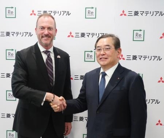 　記者会見で握手する三菱マテリアルの田中徹也社長（右）とリエレメントのカーク・テイラーＣＦＯ＝３１日午後、東京都千代田区