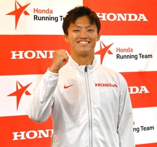 　記者会見でポーズをとる、ホンダに入社する陸上男子の柳田大輝＝３１日、埼玉県川越市の東洋大