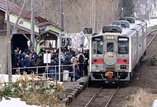 　運行最終日を迎え、秩父別駅で多くの人に出迎えられた留萌線の列車＝３１日午後、北海道秩父別町