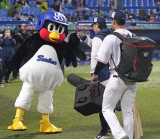 　試合開始前、選手を迎えるヤクルトの球団人気マスコット「つば九郎」＝神宮