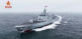 　訓練する中国軍の新型ミサイル駆逐艦「安慶」（中国国営中央テレビの「微信（ウィーチャット）」公式アカウントから・共同）