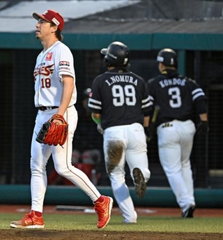 　４回、ソフトバンク・近藤（奥左）に勝ち越しの生還を許し顔をしかめる楽天・前田健＝楽天モバイルパーク