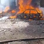 　イランの首都テヘランで炎上する車両＝２８日（ソーシャルメディアから、ロイター＝共同）