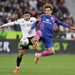 　レーバークーゼン戦で競り合うマインツの佐野海（右）＝レーバークーゼン（共同）