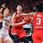 　日本-韓国　第２クオーター、攻め込む渡辺雄（中央）＝沖縄サントリーアリーナ