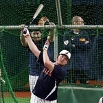 　打撃練習する村上。奥は大谷＝京セラドーム