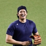 　練習中に笑顔を見せる大谷＝京セラドーム