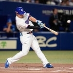 　１回、左越えに先制２ランを放つ中日・細川＝バンテリンドーム